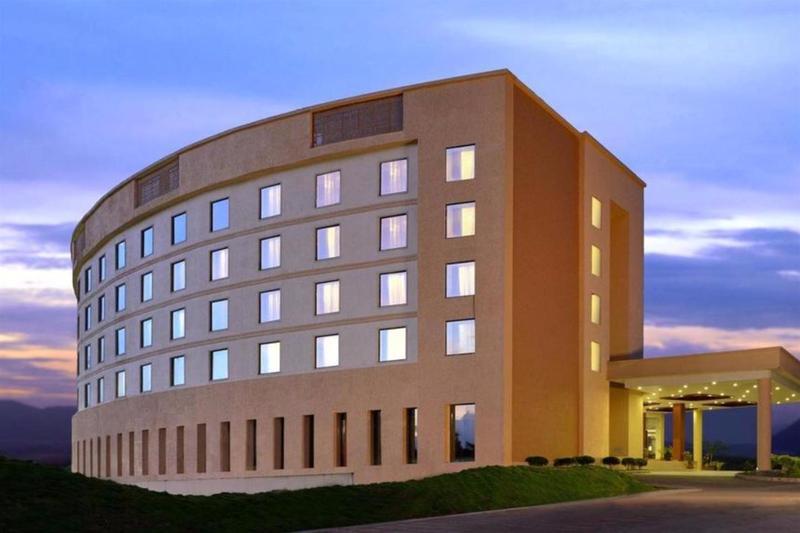Fortune Select Grand Ridge, Tirupati - Member Itc Hotels' Group Εξωτερικό φωτογραφία The hotel at dusk